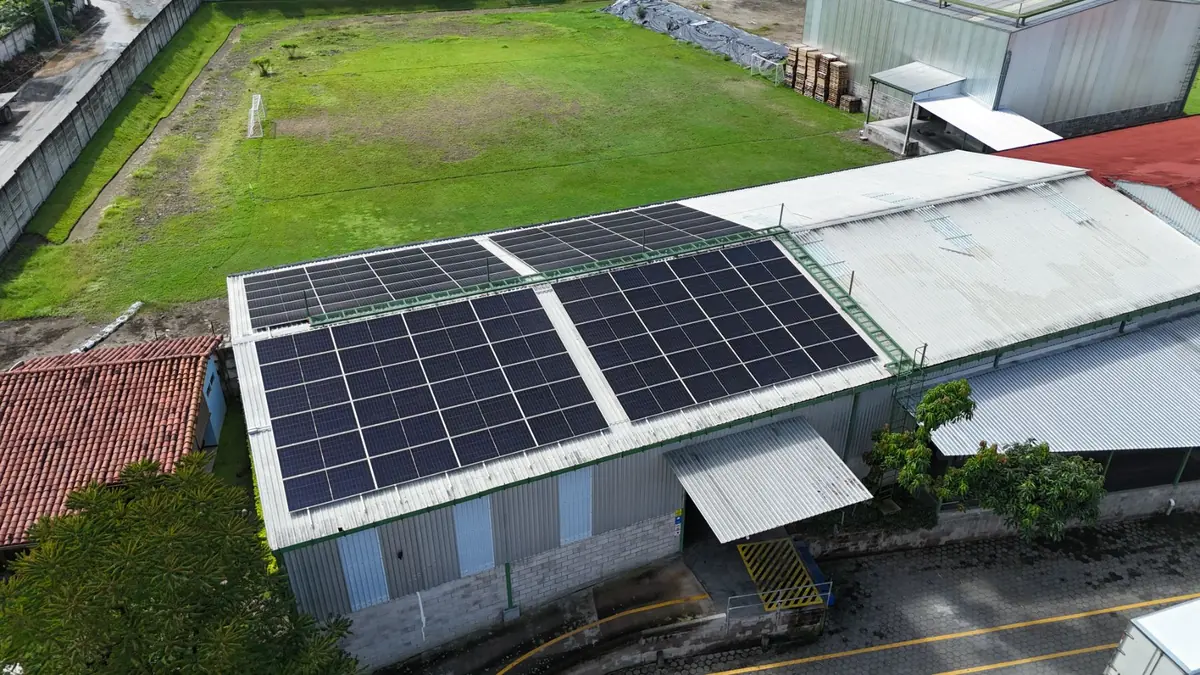 Vista aérea de paneles solares en el techo de una bodega industrial