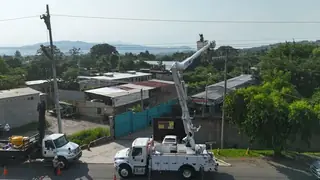 Camión canasta trabajando en una línea eléctrica de media tensión