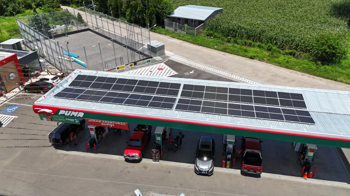 Paneles solares en la canopia de una gasolinera Puma