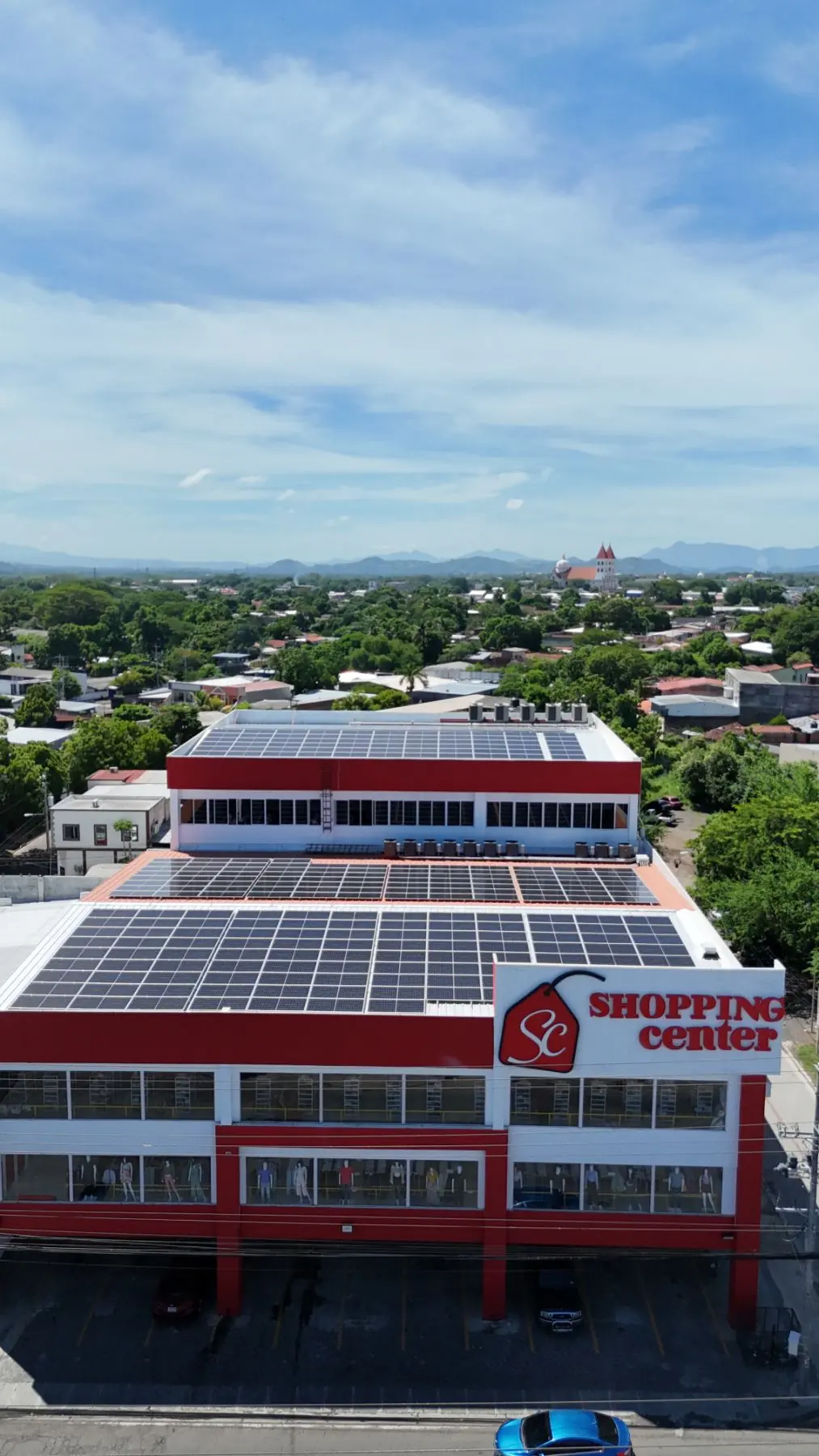 Vista aérea de un centro comercial con paneles solares en el techo