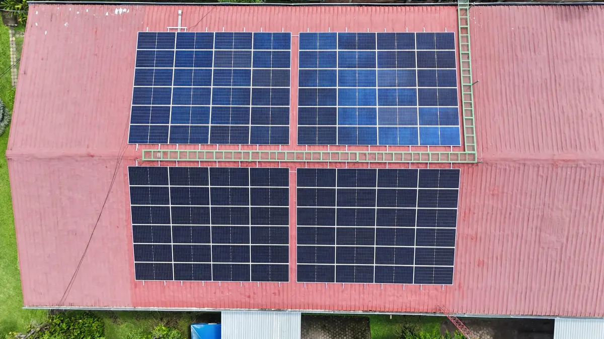 Paneles solares sobre un techo rojo comercial